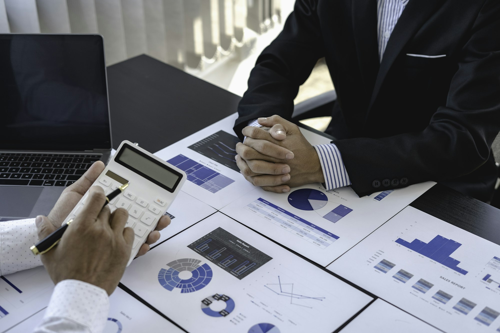 business adviser meeting to analyze and discuss the situation on the financial report in the meeting