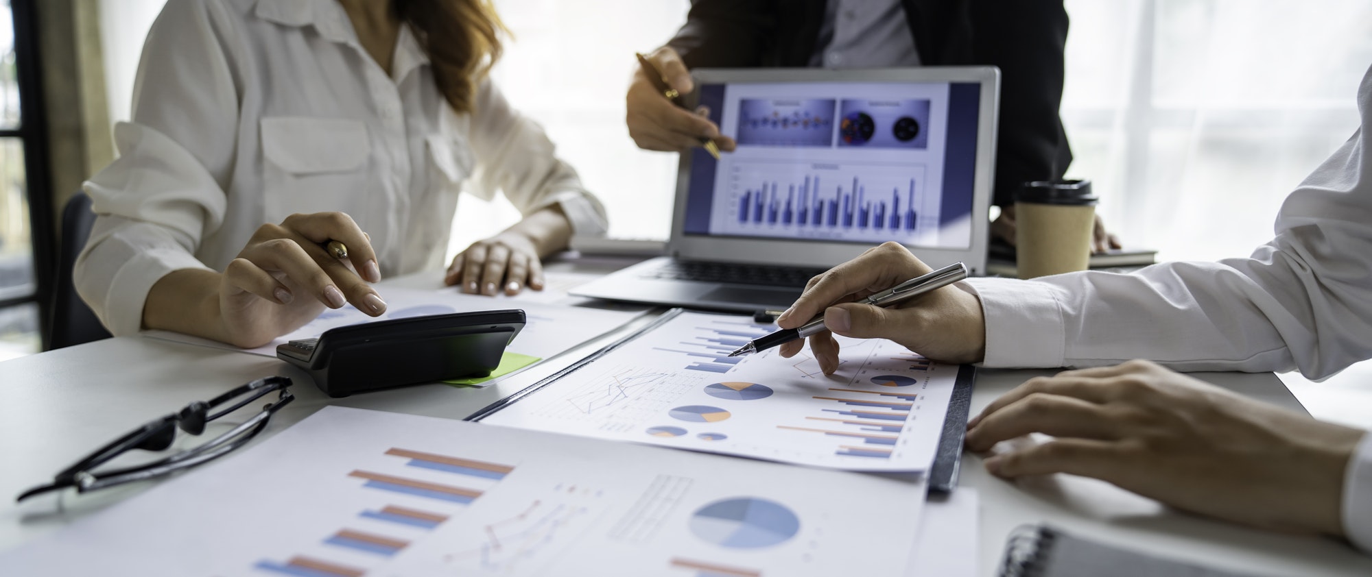 business people meeting in the office Calculate the tax and income of the company's investment. Stra